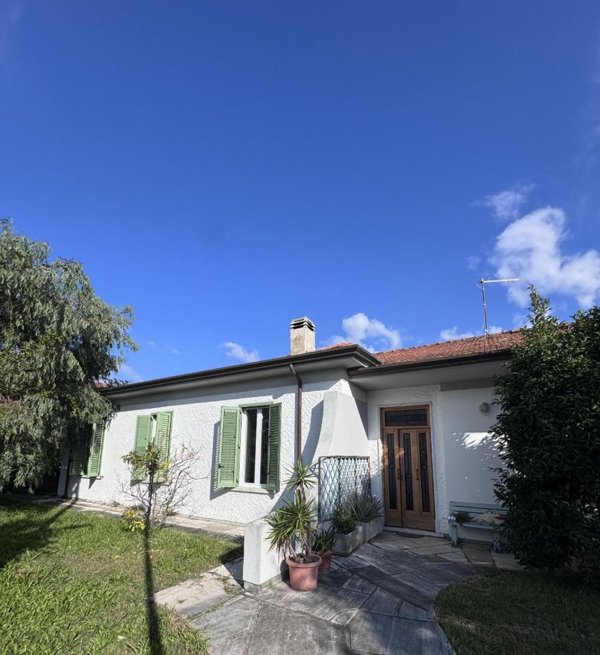 casa indipendente in vendita a Carrara in zona Marina di Carrara