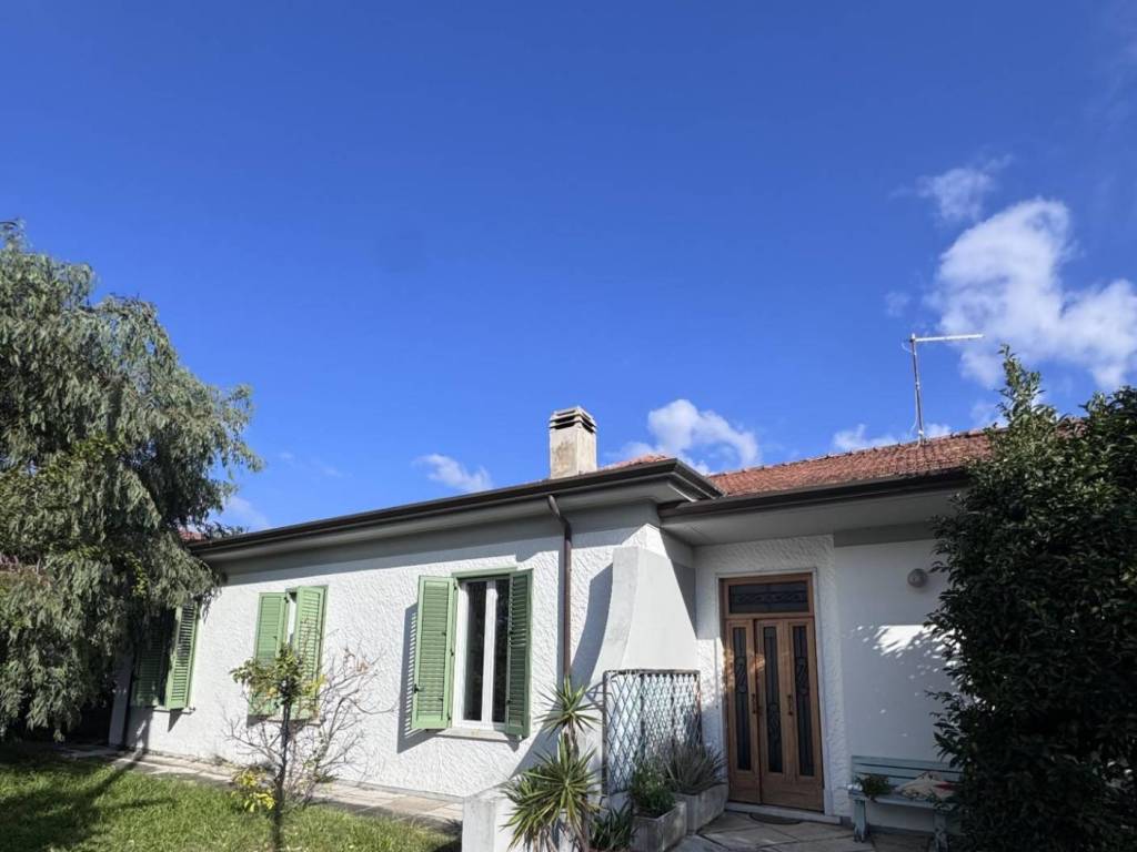 casa indipendente in vendita a Carrara in zona Marina di Carrara