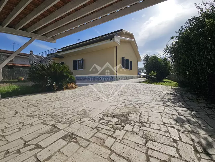 casa indipendente in vendita a Carrara in zona Avenza