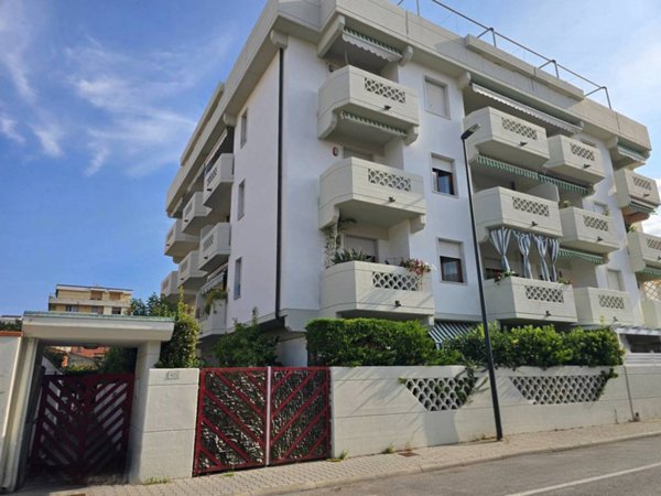 appartamento in vendita a Carrara in zona Marina di Carrara