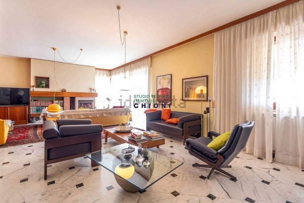 appartamento in vendita a Carrara in zona Marina di Carrara