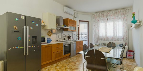 appartamento in vendita a Carrara in zona Marina di Carrara