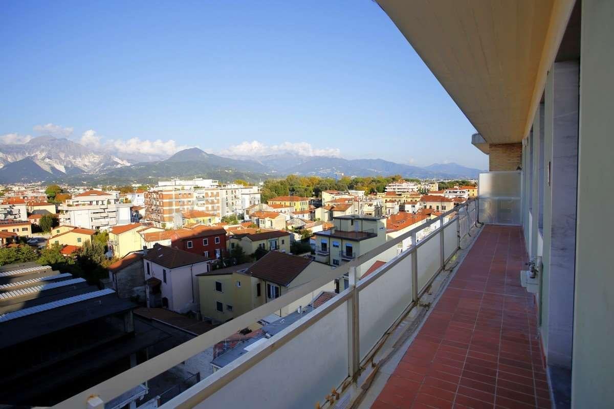 appartamento in vendita a Carrara in zona Marina di Carrara
