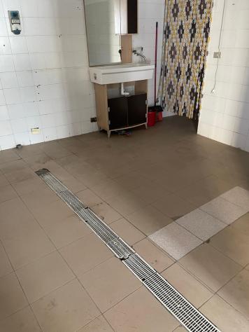 negozio in vendita a Carrara in zona Centro Città