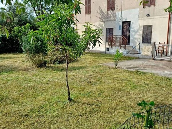 appartamento in vendita a Carrara in zona Avenza