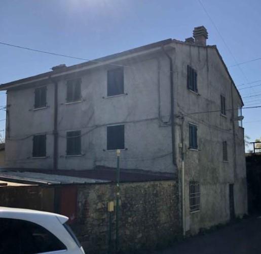 negozio in vendita a Carrara in zona Battilana