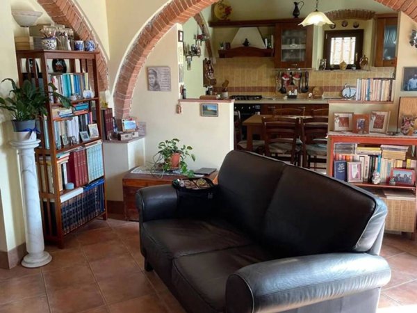 casa indipendente in vendita a Carrara