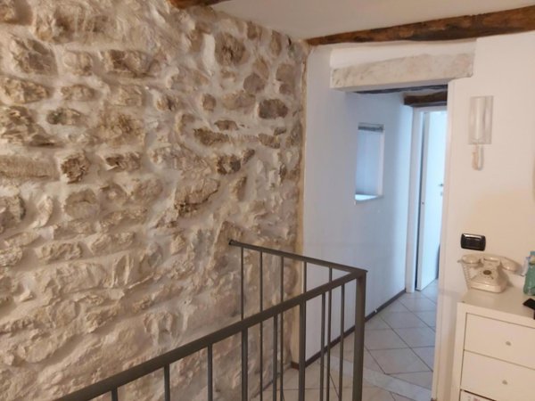 casa semindipendente in vendita a Carrara in zona Torano