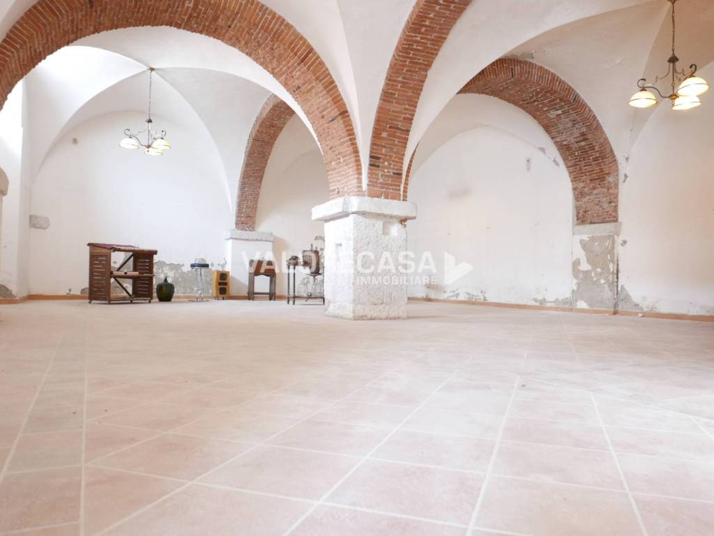 locale di sgombero in vendita a Carrara in zona Centro Città