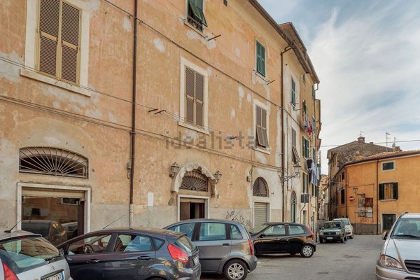 locale di sgombero in vendita a Carrara in zona Centro Città