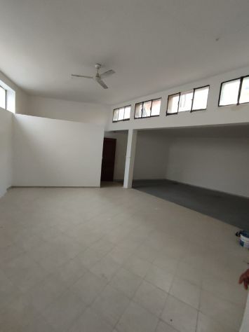 negozio in vendita a Carrara in zona Centro Città