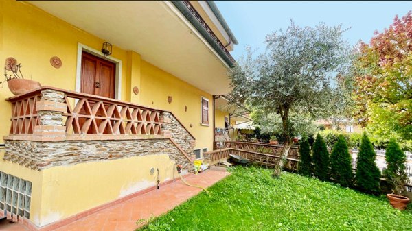 casa indipendente in vendita a Carrara