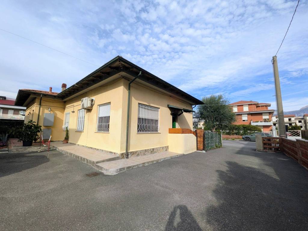 appartamento in vendita a Carrara in zona Marina di Carrara