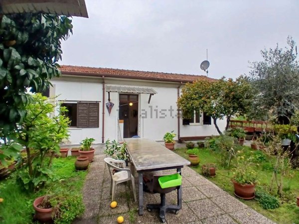 appartamento in vendita a Carrara in zona Avenza