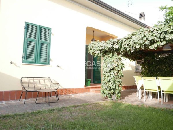 casa indipendente in vendita a Carrara in zona Fossone