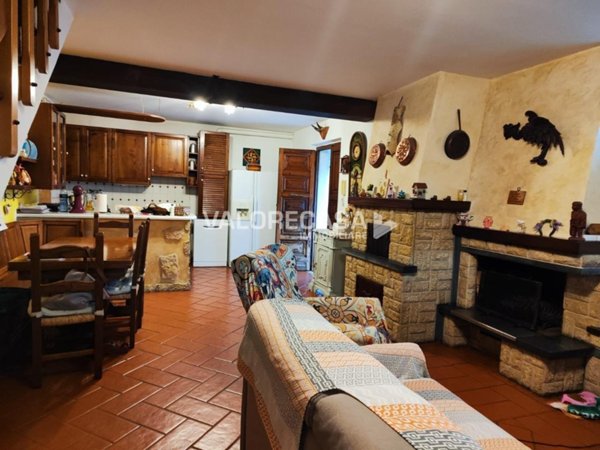 casa indipendente in vendita a Carrara in zona Fossola