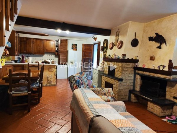 casa indipendente in vendita a Carrara in zona Fossola