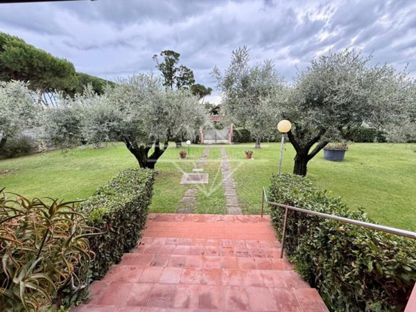 casa indipendente in vendita a Carrara in zona Marina di Carrara