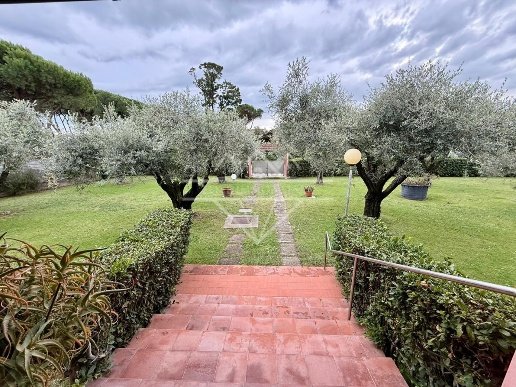 casa indipendente in vendita a Carrara in zona Marina di Carrara