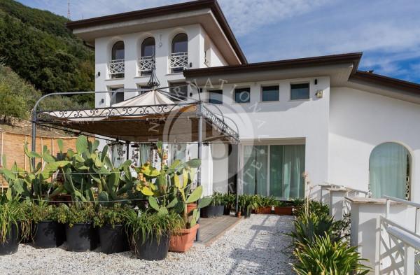casa indipendente in vendita a Carrara in zona Marina di Carrara