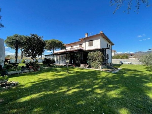 casa indipendente in vendita a Carrara in zona Marina di Carrara