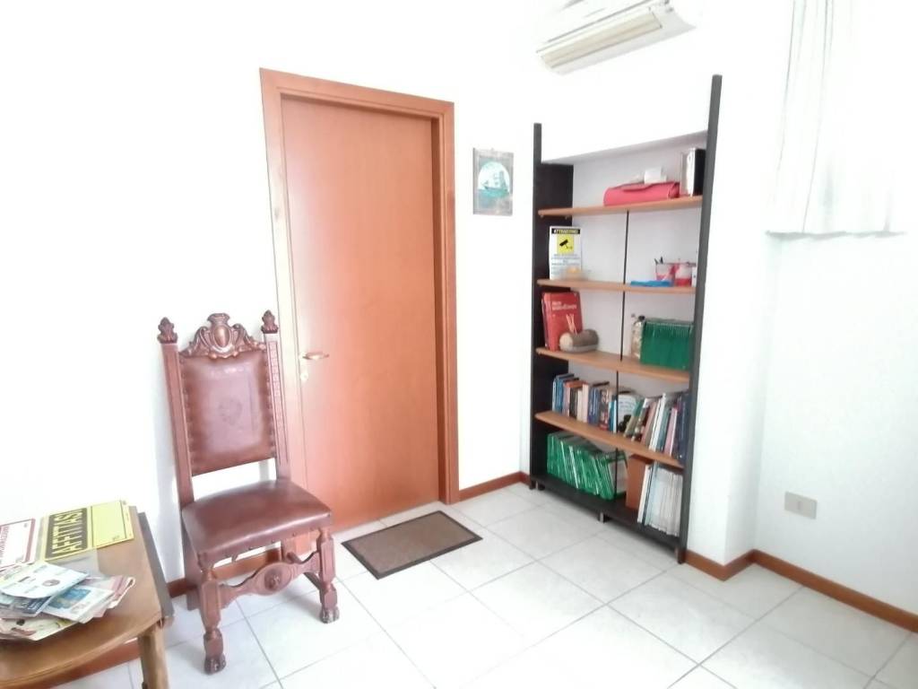 ufficio in vendita a Carrara in zona Avenza