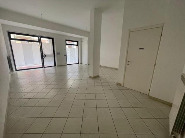 negozio in vendita a Carrara in zona Marina di Carrara