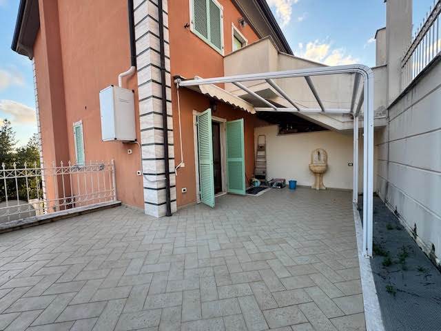 casa indipendente in vendita a Carrara in zona Bonascola