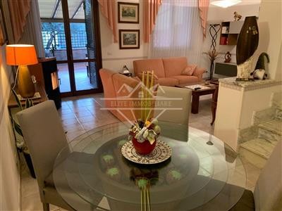 casa indipendente in vendita a Carrara in zona Bonascola