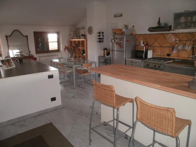 casa indipendente in vendita a Carrara in zona Avenza