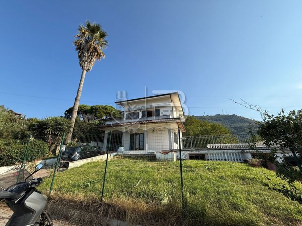casa indipendente in vendita a Carrara in zona Fossone