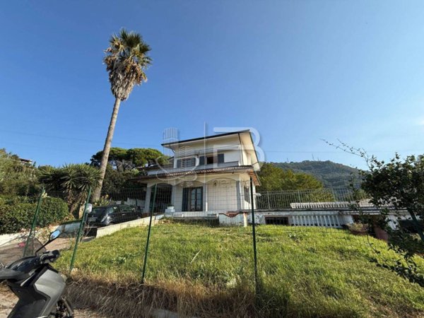 casa indipendente in vendita a Carrara in zona Fontia