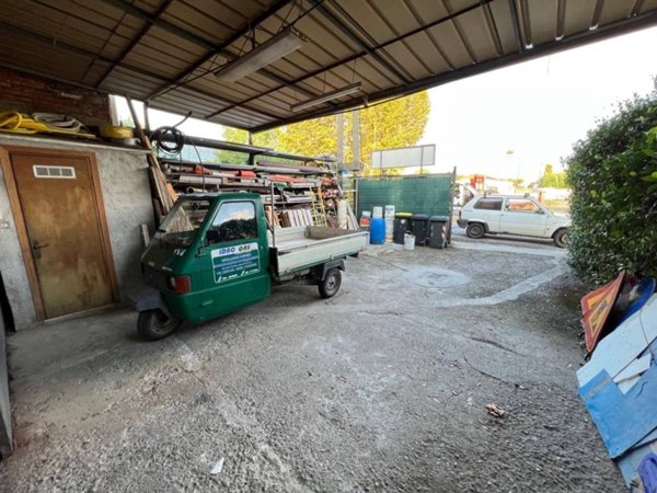 locale commerciale in vendita a Carrara in zona Fossone
