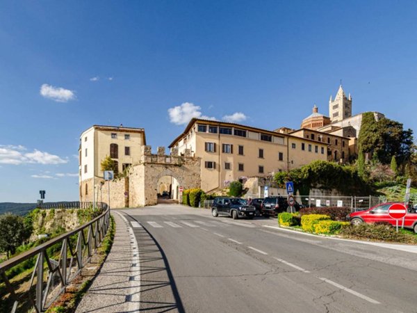 negozio in vendita a Carrara in zona Centro Città