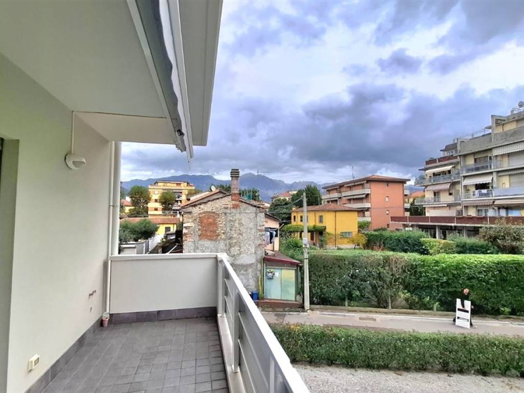 appartamento in vendita a Carrara in zona Avenza