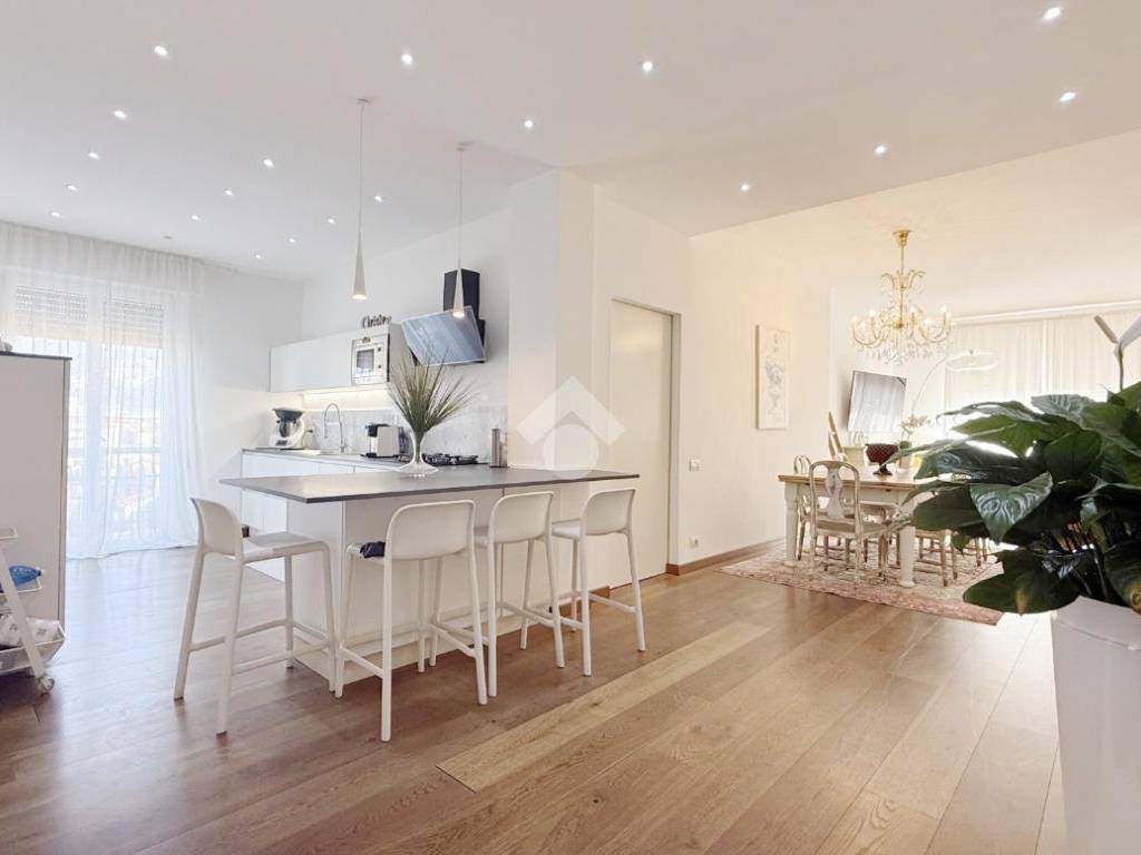 appartamento in vendita a Carrara in zona Marina di Carrara