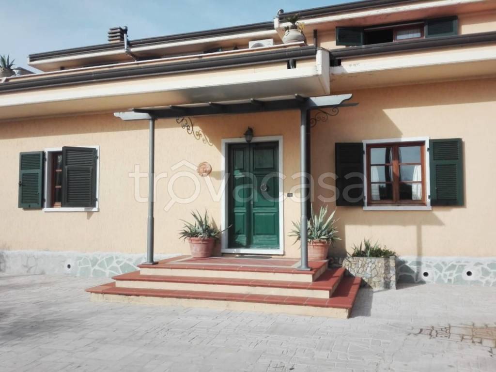 casa indipendente in vendita a Carrara in zona Avenza