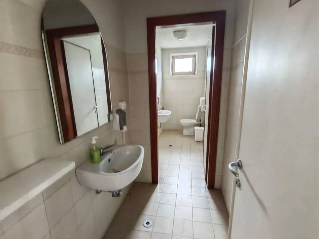 locale commerciale in vendita a Carrara in zona Avenza