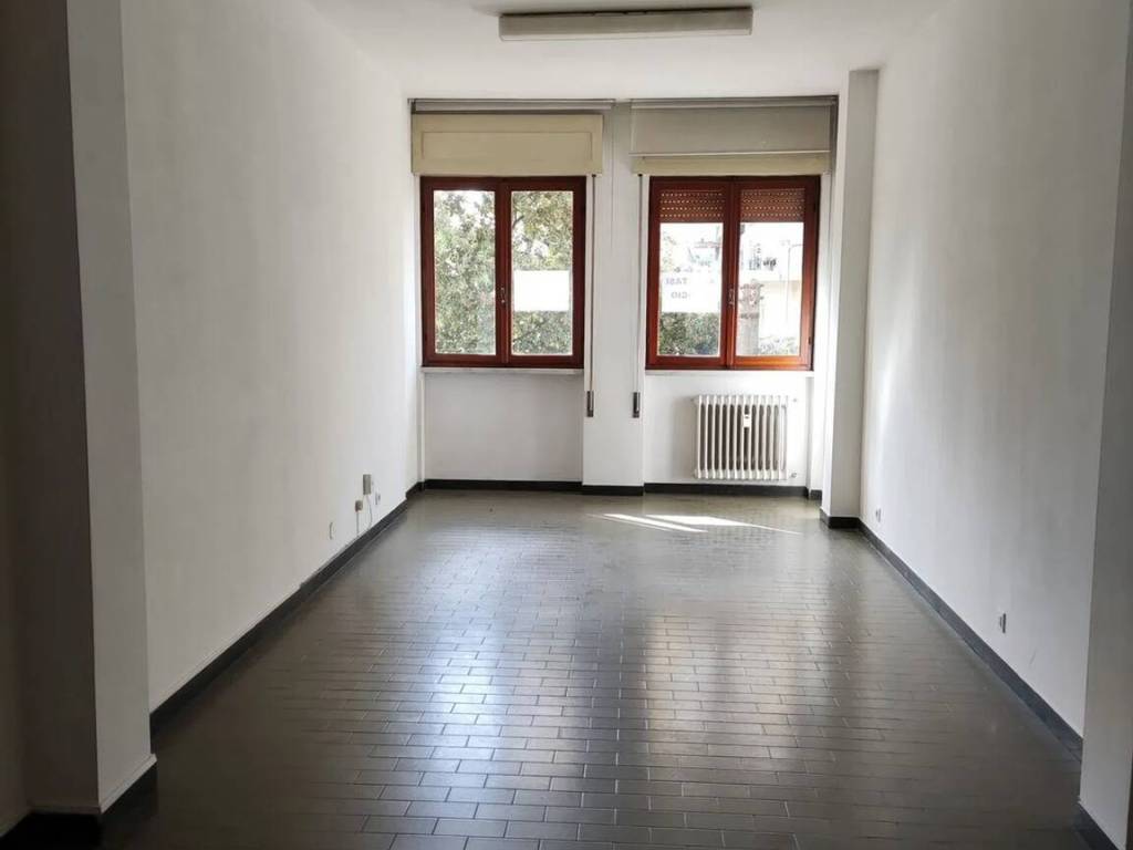 ufficio in vendita a Carrara in zona Avenza