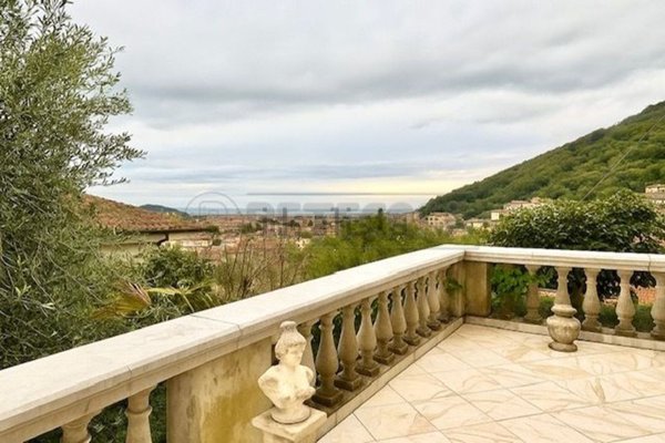 casa indipendente in vendita a Carrara