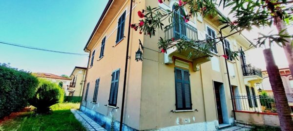 casa indipendente in vendita a Carrara in zona Fossola