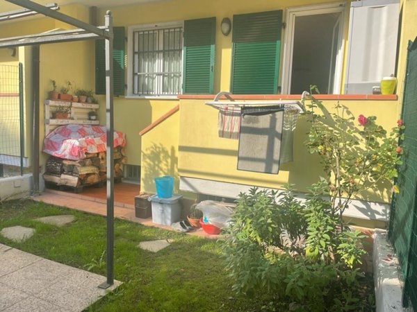 casa indipendente in vendita a Carrara in zona Nazzano