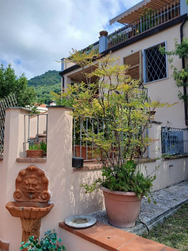 casa indipendente in vendita a Carrara in zona Marasio