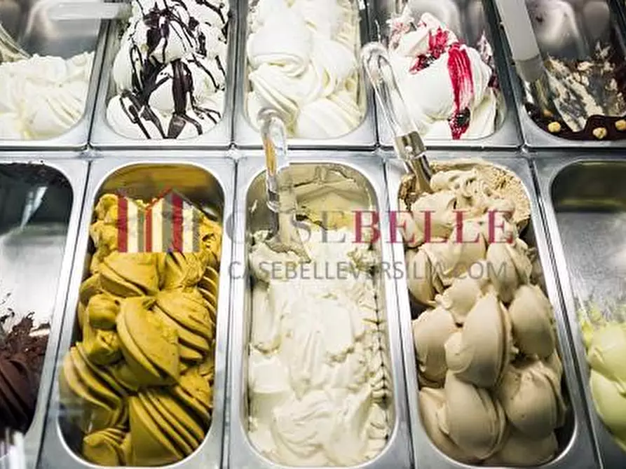 negozio in vendita a Carrara in zona Marina di Carrara