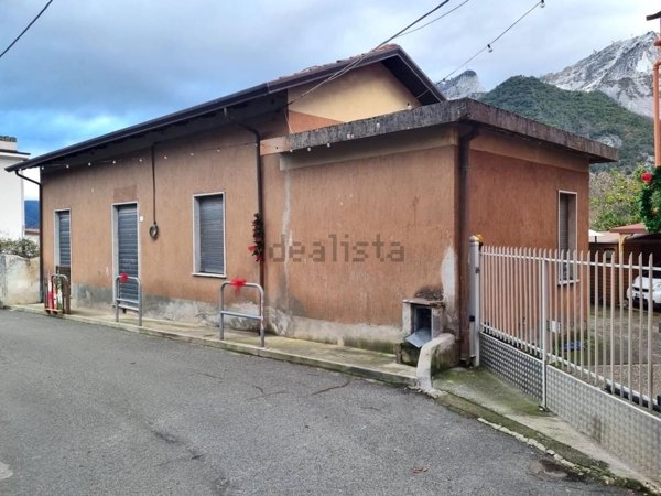 casa indipendente in vendita a Carrara in zona Bedizzano