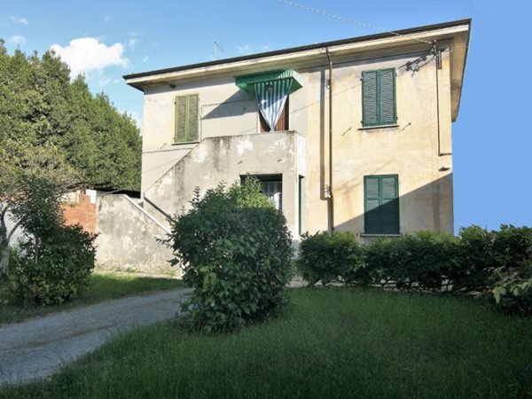 casa indipendente in vendita a Carrara in zona Avenza