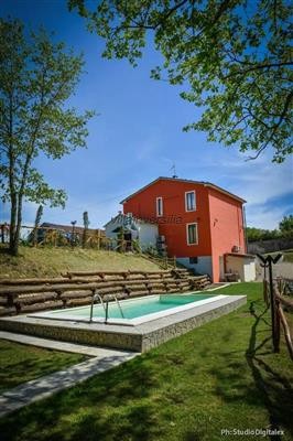 casa indipendente in vendita a Carrara