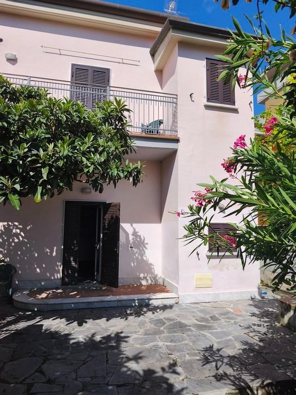 casa indipendente in vendita a Carrara in zona Marina di Carrara