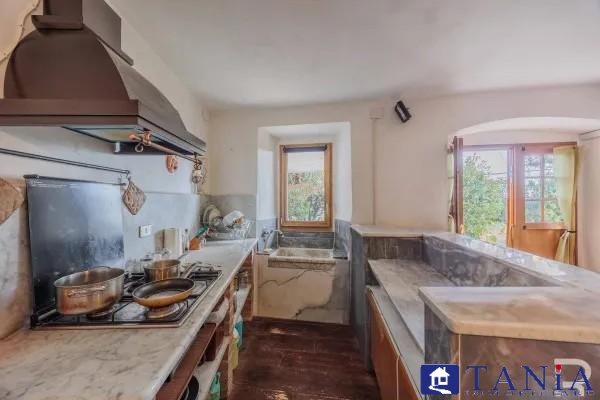 casa indipendente in vendita a Carrara in zona Fossola