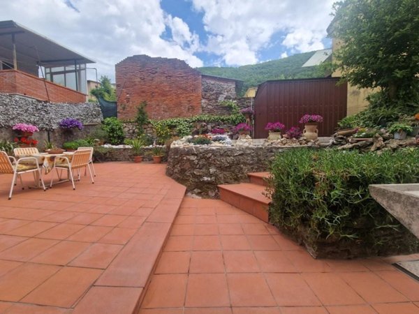 casa indipendente in vendita a Carrara in zona Gragnana